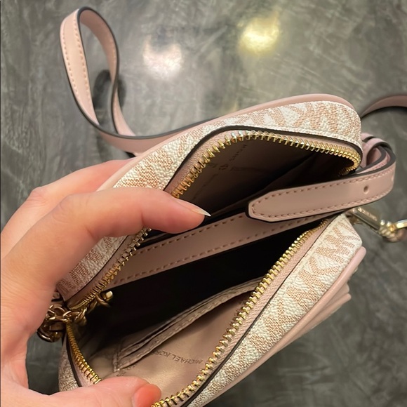 Michael Kors Blush Monogram crossbody - Picture 3 of 5